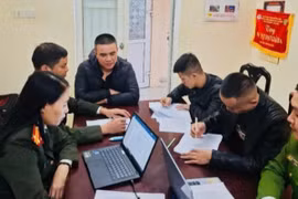 Cán bộ Phòng PA08 lấy lời khai 5 đối tượng xuất nhập canh trái phép sang Campuchia làm việc trong các sòng bạc trực tuyến lừa đảo trái phép. (Ảnh TTXVN phát)