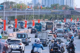 Lượng người và phương tiện tăng cao theo hướng cầu Vĩnh Tuy ra hướng Long Biên đi các tỉnh. Ảnh: Hoàng Hiếu - TTXVN