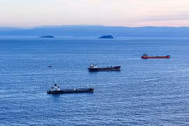 Tàu thuyền di chuyển trên Biển Marmara, ngoài khơi Istanbul, Thổ Nhĩ Kỳ. (Ảnh: THX/TTXVN)