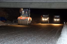 Thi công mặt đường cao tốc cửa khẩu Hữu Nghị - Chi Lăng, đoạn qua địa bàn phường Đông Kinh, tỉnh Lạng Sơn đêm 5/5/2026. (Ảnh: Văn Đạt/TTXVN)