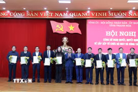 Đồng chí Nguyễn Doãn Anh, Ủy viên Trung ương Đảng, Bí thư Tỉnh ủy Thanh Hóa trao quyết định bổ nhiệm lãnh đạo các Sở, ngành sau khi sắp xếp. (Ảnh: Việt Hoàng/TTXVN)