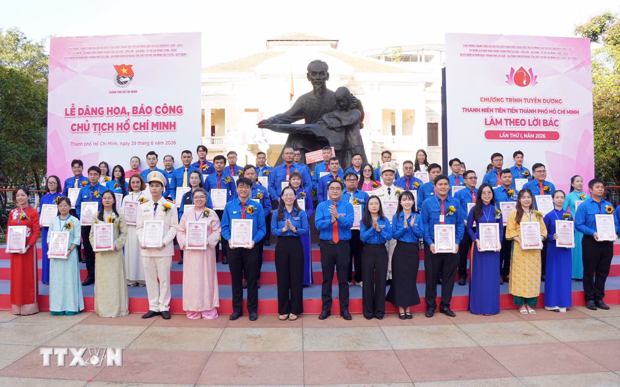 Các Thanh niên tiên tiến Thành phố Hồ Chí Minh làm theo lời Bác năm 2026 nhận Giấy chứng nhận tại khuôn viên Tượng đài Bác Hồ với Thiếu nhi, Nhà Thiếu nhi Thành phố Hồ Chí Minh. (Ảnh: Trung Tuyến/TTXVN)