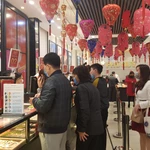 Giá vàng trong nước tiếp tục rơi thêm 600.000 đồng mỗi lượng. (Ảnh: Vietnam+)