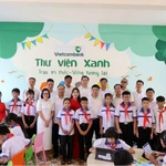Đại diện Vietcombank trao “Thư viện Xanh” tại nhiều địa phương trên cả nước, mang tri thức đến với học sinh nghèo những vùng miền khó khăn. (Ảnh: Vietnam+)