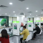 Vietcombank giảm 2% lãi suất cho vay hỗ trợ khách hàng bị thiệt hại bão, lũ. (Ảnh: Vietnam+)