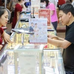 Giá vàng miếng SJC giảm 700.000 đồng mỗi lượng phiên chiều nay. (Ảnh: Vietnam+)