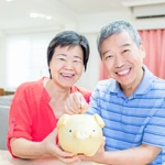 Tiết kiệm ngày đầu năm được coi là may mắn, phát lộc. (Ảnh: Vietnam+)