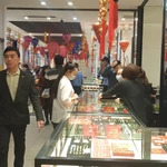 Khách hàng giao dịch vàng khu vực Hà Nội. (Ảnh: Vietnam+)