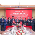 Agribank và Cục Thuế tổ chức Lễ ký kết hợp tác đồng hành hỗ trợ hộ kinh doanh chuyển đổi từ thuế khoán sang thuế kê khai. (Ảnh: Vietnam+)