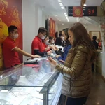 Dù giá vàng thế giới giảm mạnh, trong nước lại không có biến động. (Ảnh: Vietnam+)