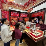 Giá vàng miếng SJC đảo chiều giảm 1 triệu đồng theo đà thế giới. (Ảnh: Vietnam+)