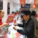 Giá vàng trong nước tiếp tục giảm sâu thêm 1,5 triệu đồng mỗi lượng. (Ảnh: Vietnam+)