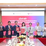 Đại diện Agribank và VNPAY ký kết hợp tác triển khai gói giải pháp chuyển đổi số cho hộ kinh doanh. (Ảnh: Vietnam+)