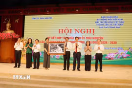 Lãnh đạo tỉnh Thái Nguyên tặng ảnh Chủ tịch Hồ Chí Minh cho Ban lãnh đạo Thông tấn xã Việt Nam. (Ảnh: Trần Trang/TTXVN)