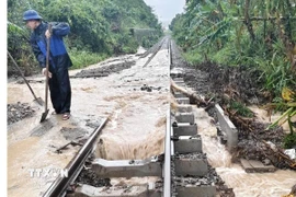 Một đoạn đường sắt đi qua tỉnh Đắk Lắk bị mưa lũ làm hư hỏng. (Ảnh: TTXVN phát)
