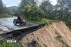 Toàn bộ tuyến đèo Mimosa bị tê liệt sau vụ sụt lún. (Ảnh: Chu Quốc Hùng/TTXVN)