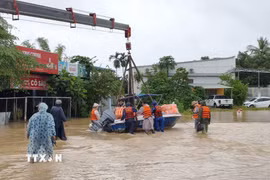 Đưa canô vào vùng rốn lũ hỗ trợ người dân Khánh Hòa bị cô lập trong mưa lũ tháng 11/2025. Ảnh: Nguyễn Thành - TTXVN