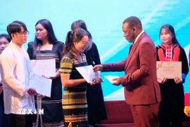 Trao học bổng Vallet năm 2025 cho các học sinh, sinh viên. (Ảnh: Nguyễn Dũng/TTXVN) 