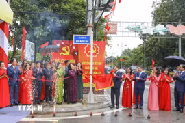 Đại biểu thực hiện nghi thức gắn biển đường Ngô Mạnh Lân. (Ảnh: Xuân Tư/TTXVN)