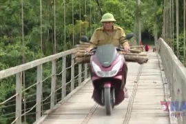Nguy hiểm rình rập từ những cây cầu treo xuống cấp ở Quảng Trị