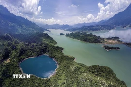 Hồ Mắt Ngọc là một hồ nước riêng biệt có khe nước ngầm kết nối với sông Đà, tuy nhiên nước hồ Mắt Ngọc luôn có màu xanh thẳm khác với màu nước của sông Đà (Hồ Hoà Bình). (Ảnh: Trọng Đạt/TTXVN)