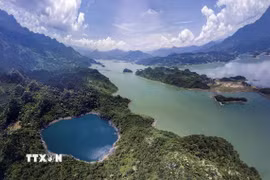 Hồ Mắt Ngọc là một hồ nước riêng biệt có khe nước ngầm kết nối với sông Đà, tuy nhiên nước hồ Mắt Ngọc luôn có màu xanh thẳm khác với màu nước của sông Đà (Hồ Hoà Bình). (Ảnh: Trọng Đạt/TTXVN)