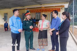 Cán bộ, công chức xã Tri Lễ, huyện Quế Phong thường xuyên trao đổi công việc, đi thực tế tiếp xúc với nhân dân. (Ảnh: Bích Huệ/TTXVN)