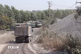 Xe vận chuyển đá trong cụm mỏ đá Tân Cang. (Ảnh: Công Phong/TTXVN)