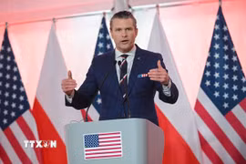 Bộ trưởng Quốc phòng Mỹ Pete Hegseth phát biểu trong cuộc họp báo ở Vácsava, Ba Lan. (Ảnh: PAP/TTXVN)