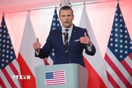 Bộ trưởng Quốc phòng Mỹ Pete Hegseth phát biểu trong cuộc họp báo ở Vácsava, Ba Lan. (Ảnh: PAP/TTXVN)