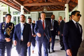 Bộ trưởng Quốc phòng Mỹ Pete Hegseth rời đi sau cuộc họp song phương bên lề Đối thoại Shangri-La ngày 30/5. (Ảnh: Reuters)