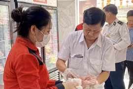 Kiểm tra cửa hàng Công ty C.P Việt Nam tại Mỹ Xuyên: Chưa phát hiện các sản phẩm lợn, gà bệnh