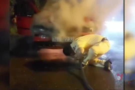 Tây Ninh: Giải cứu 2 người trên xe ôtô đang bốc cháy ngùn ngụt