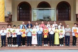 Các đồng chí lãnh đạo tỉnh Bắc Ninh trao Bằng khen cho học sinh đoạt giải tại các kỳ thi Olympic khu vực. (Ảnh: Thái Hùng/TTXVN)