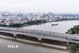 Tàu metro chạy qua sông Sài Gòn trong tuần đầu vận hành chính thức từ ngày 22/12/2024. (Ảnh: Hồng Đạt/TTXVN)