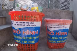 Hội LHPN xã Tịnh Long, thành phố Quảng Ngãi đã phát các giỏ nhựa miễn phí cho hội viên để phân loại rác thải. (Ảnh: Đinh Hương/TTXVN)