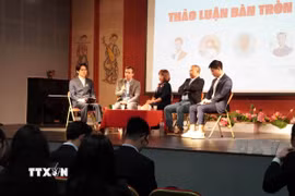 Các diễn giả trao đổi tại buổi Tọa đàm. (Ảnh: Đào Anh Dũng/TTXVN)