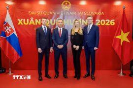 Đại sứ Phạm Trường Giang chụp ảnh lưu niệm cùng hai lãnh sự danh dự tại sự kiện. (Ảnh: TTXVN phát)