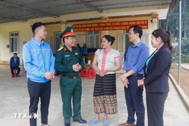 Cán bộ, công chức xã Tri Lễ, huyện Quế Phong trao đổi công việc, đi thực tế tiếp xúc với nhân dân. (Ảnh: Bích Huệ/TTXVN)