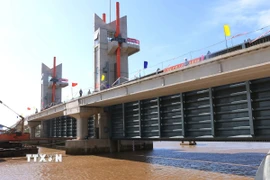 Cống âu Thuyền Rạch Mọp nằm gần sông Hậu (cách cửa biển 41km) được vận hành nhằm ứng phó mặn xâm nhập. (Ảnh: Tuấn Phi/TTXVN)