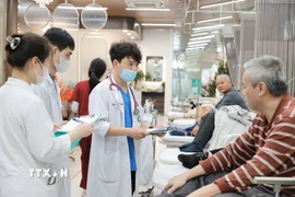 Bảo vệ, chăm sóc và nâng cao sức khỏe nhân dân là nhiệm vụ chính trị hàng đầu. (Ảnh: Minh Quyết/TTXVN). 