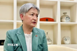 Bộ trưởng Ngoại giao Australia Penny Wong trả lời phỏng vấn báo chí. (Ảnh: Việt Đức/TTXVN)