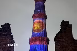 Hình ảnh lá cờ ASEAN hiện lên rực rỡ trên tòa tháp Qutub Minar cổ kính ở thủ đô New Delhi, Ấn Độ. (Ảnh: Quang Trung/TTXVN)