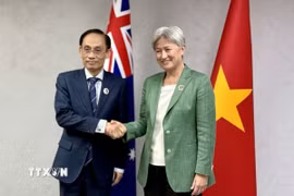 Bộ trưởng Ngoại giao Lê Hoài Trung gặp Bộ trưởng Ngoại giao Australia Penny Wong. (Ảnh: TTXVN phát)