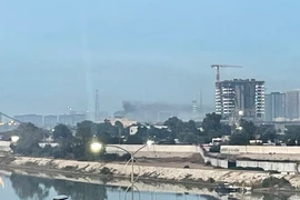 Khói bốc lên bên trong đại sứ quán Mỹ ở Baghdad, Iraq, ngày 14/3. (Ảnh: AFP) 