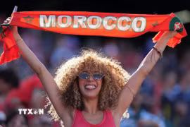 Cổ động viên Maroc cổ vũ đội nhà. (Ảnh: THX/TTXVN phát)