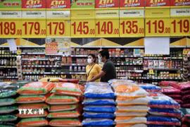Gạo được bày bán tại siêu thị ở Bangkok, Thái Lan. (Ảnh: AFP/TTXVN)