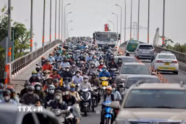 Cầu Bình Triệu 2 được phân luồng, lưu thông 2 chiều dẫn đến các phương tiện dồn tắc. (Ảnh: Tiến Lực/TTXVN)