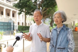 Nhà nghiên cứu Lý Minh Hán cùng vợ Phùng Lệ Quyên trả lời phỏng phóng viên TTXVN. (Ảnh: Xuân Vịnh/TTXVN)