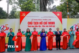 Lễ cắt băng khai mạc triển lãm. (Ảnh: Thanh Tùng/TTXVN)